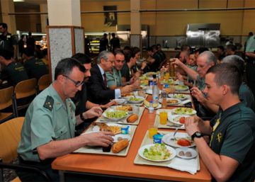 La academia de gastronomía enseña a la Guardia Civil a comer mejor