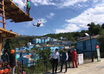 El ‘pueblo pitufo’ se convierte en un parque de aventuras