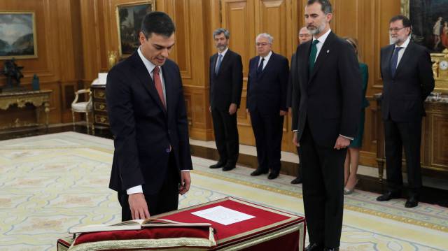 Pedro Sánchez promete el cargo de presidente del Gobierno.