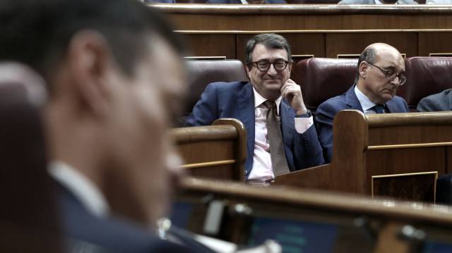 Aitor Esteban (PNV), al fondo, y Pedro Sánchez, en primer plano.