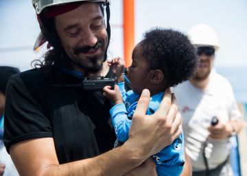 L’‘Aquarius’ i dos vaixells militars italians traslladaran els 629 immigrants a València