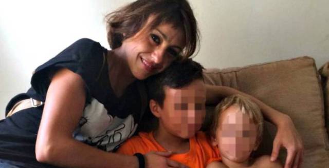 Juana Rivas con sus dos hijos, en una imagen cedida por la familia.