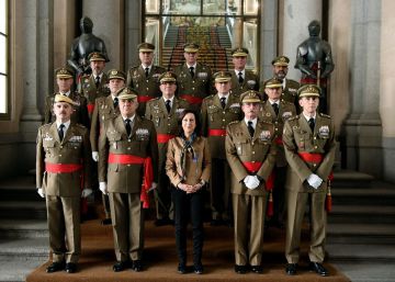Robles confirma al jefe del servicio secreto y a la cúpula militar