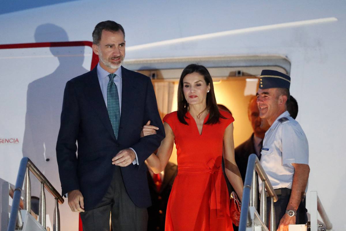 Los reyes Felipe VI y Letizia a su llegada esta madrugada al aeropuerto Louis Armstrong de Nueva Orleans.