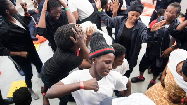 Un grupo de migrantes, a bordo del Aquarius,