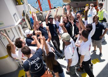 Miembros de Médicos sin Fronteras y SOS Mediterranée, este domingo, en la cubierta del 'Aquarius'.