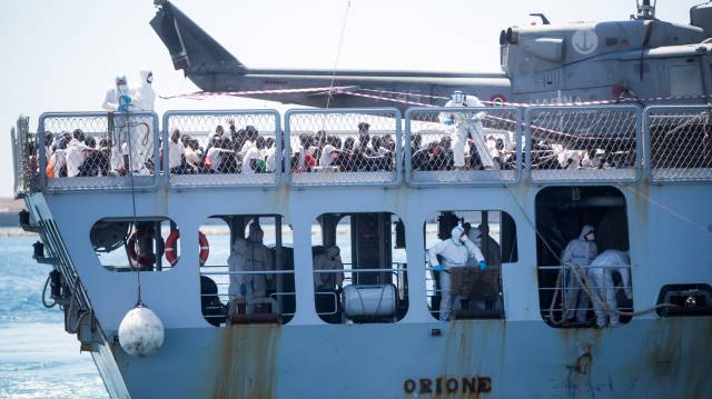 Llegada del barco 'Oriona' de la Marina italiana con los inmigrantes rescatados al puerto de Valencia, este domingo.