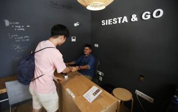 Un cliente entra en Siesta and Go.