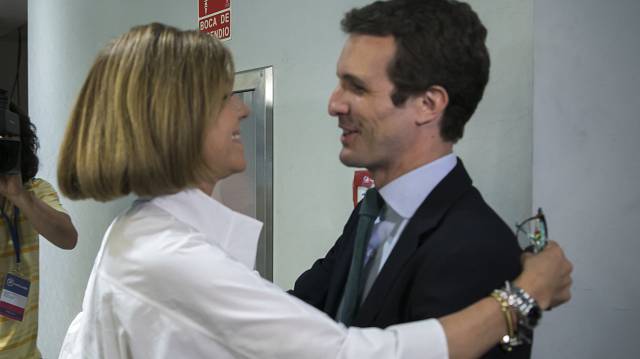 Casado inicia la campaña para formar un frente contra Sáenz de Santamaría
