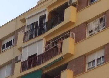 Rescatada una niña de cinco años del balcón de un octavo en Málaga