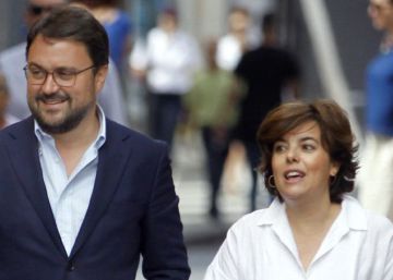 Cospedal se ve con Sáenz de Santamaría pero cede apoyos a Pablo Casado