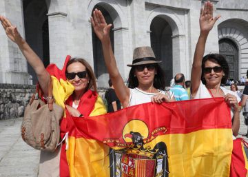 Cientos de personas protestan en el Valle de los Caídos contra el traslado de los restos de Franco