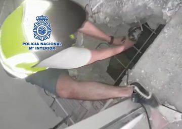 Un sofisticado zulo de droga bajo una placa de ducha