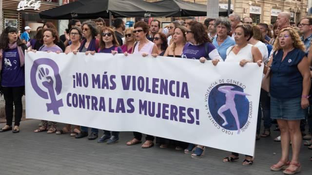 Decenas de personas se concentran para repudiar el “crimen machista”.