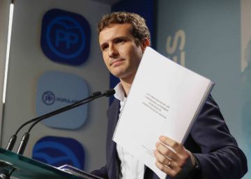 La juez imputa a tres alumnas que cursaron el máster con Pablo Casado