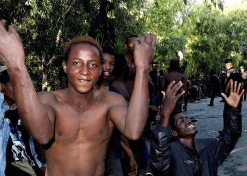 El juez rechaza una denuncia contra
602 inmigrantes que saltaron la valla de Ceuta