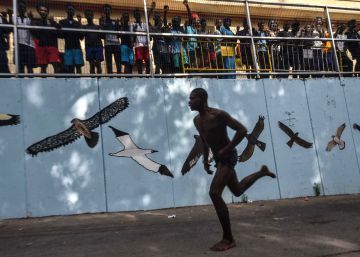 Un salto masivo a la valla de Ceuta agrava la tensión migratoria en el Sur