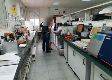 Importar y vender ron falsificado, un entramado criminal en ocho provincias
