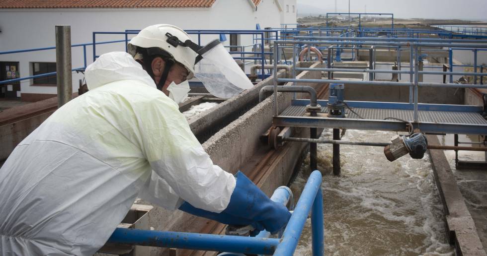 Un operario, en la depuradora de Barbate (Cádiz).