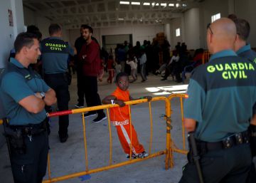 Críticas a Marlaska por minimizar el colapso de los servicios de acogida