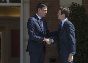 Casado se reúne con Sánchez en La Moncloa y le reitera su negativa a permitir su investidura