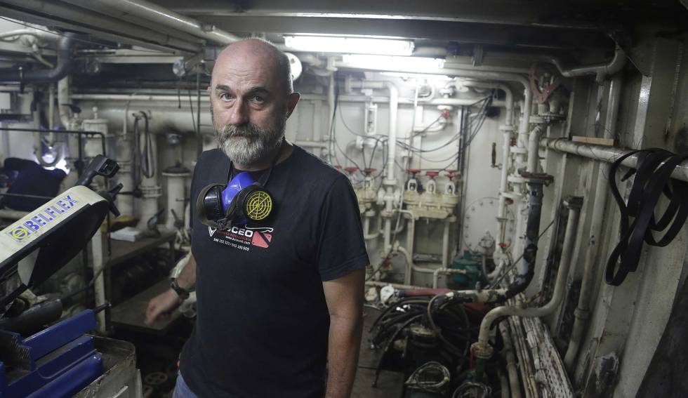 Íñigo Gutiérrez, en el interior del barco de rescate 'Aita Mari'.