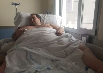 La familia de un hombre de 350 kilos denuncia que el hospital le da el alta porque carece de medios para él