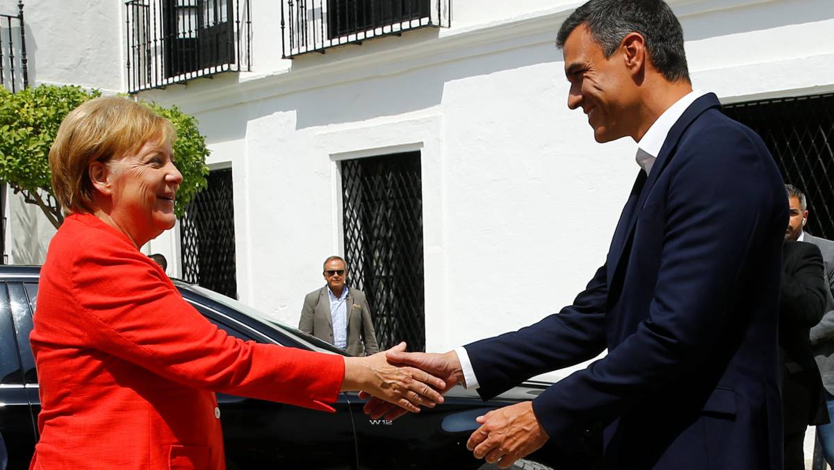 Pedro Sánchez, presidente del Gobierno, saluda a la canciller alemana antes de su almuerzo.