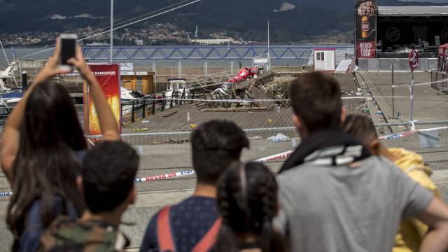 Curioso fotografían el lugar del accidente.