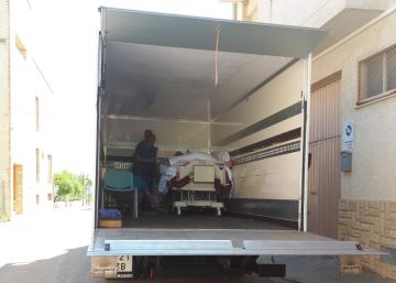 L’Hospital de Manises trasllada a casa el pacient de 350 quilos en un camió i contra el seu criteri