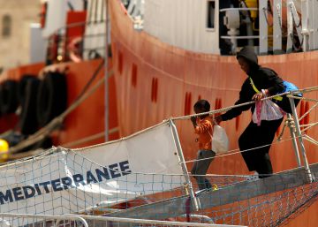 Acnur critica duramente a Europa por demorar el desembarco de migrantes