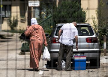 El matrimonio marroquí que actualmente reside en la vivienda de la familia de Younes Abouyaaqoub llega de la compra.