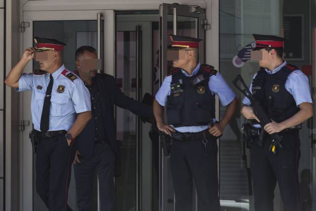 Agentes de los Mossos en la comisaría de Cornellà el pasado lunes.