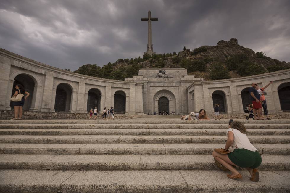 Spain's government issues decree to exhume Franco's body