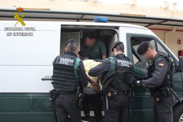 Detenidos por “organización criminal” 10 inmigrantes que saltaron la valla de Ceuta en julio