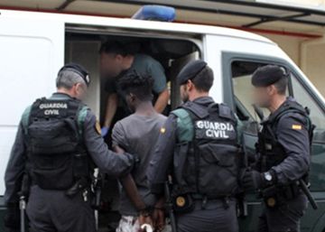 Interior apuesta por la mano dura tras la violencia de los saltos en Ceuta Interior apuesta por la mano dura tras la violencia de los saltos en Ceuta