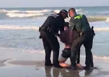 Detenido un veraneante en Valencia por negarse a salir del agua en la playa pese a la bandera roja