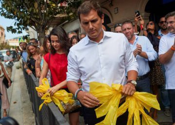 Rivera y Arrimadas retiran lazos amarillos en un pueblo de Barcelona