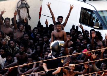 El juez envía a prisión a dos de los 10 inmigrantes detenidos por el salto a la valla de Ceuta