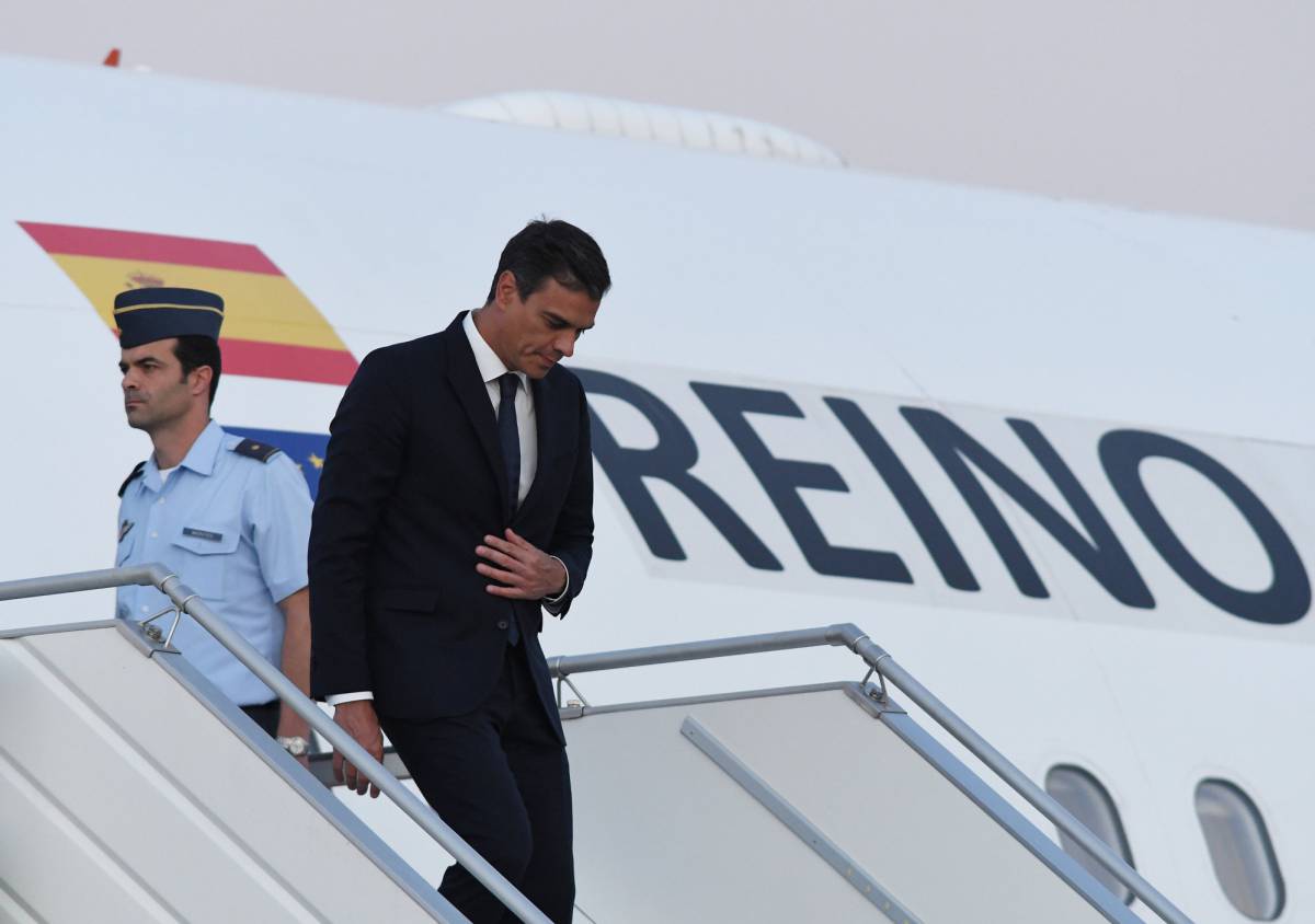 El presidente Pedro Sánchez, bajando del avión oficial en el que ha viajado a Latinoamérica.
