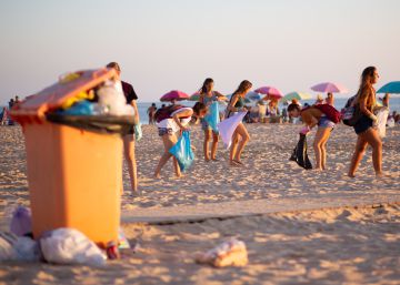 El grupo de WhatsApp que declaró la guerra a los plásticos en la playa de Cádiz