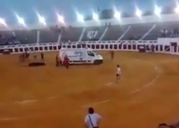 Una UVI móvil para sacar a rastras a un toro de la plaza de Valdepeñas