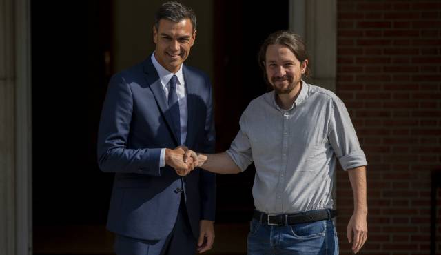 Pedro Sánchez (izquierda) saluda este jueves al líder de Podemos, Pablo Iglesias, en Moncloa.