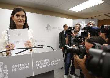 Tibio respaldo de La Moncloa a Montón ante las dudas de su máster