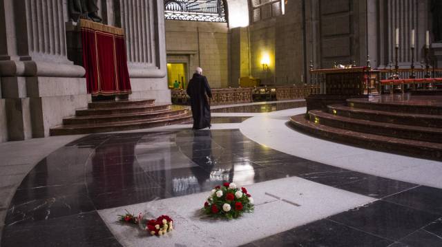 El Congreso aprueba el decreto de exhumación de Franco con la abstención del PP y Ciudadanos