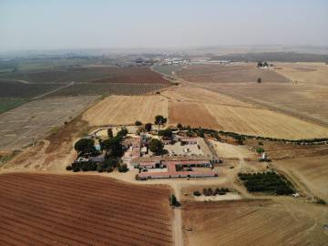 Vista áerea del cortijo El Águila Real, en Guilllena, que actualmente alberga a menores no acomañados.