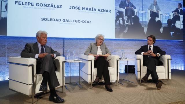 Felipe González, Soledad Gallego-Díaz y José María Aznar, en el debate sobre la Constitución.