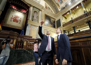 Casado recibe a un decano de la Universidad de Georgetown para escenificar el respaldo a su currículum
