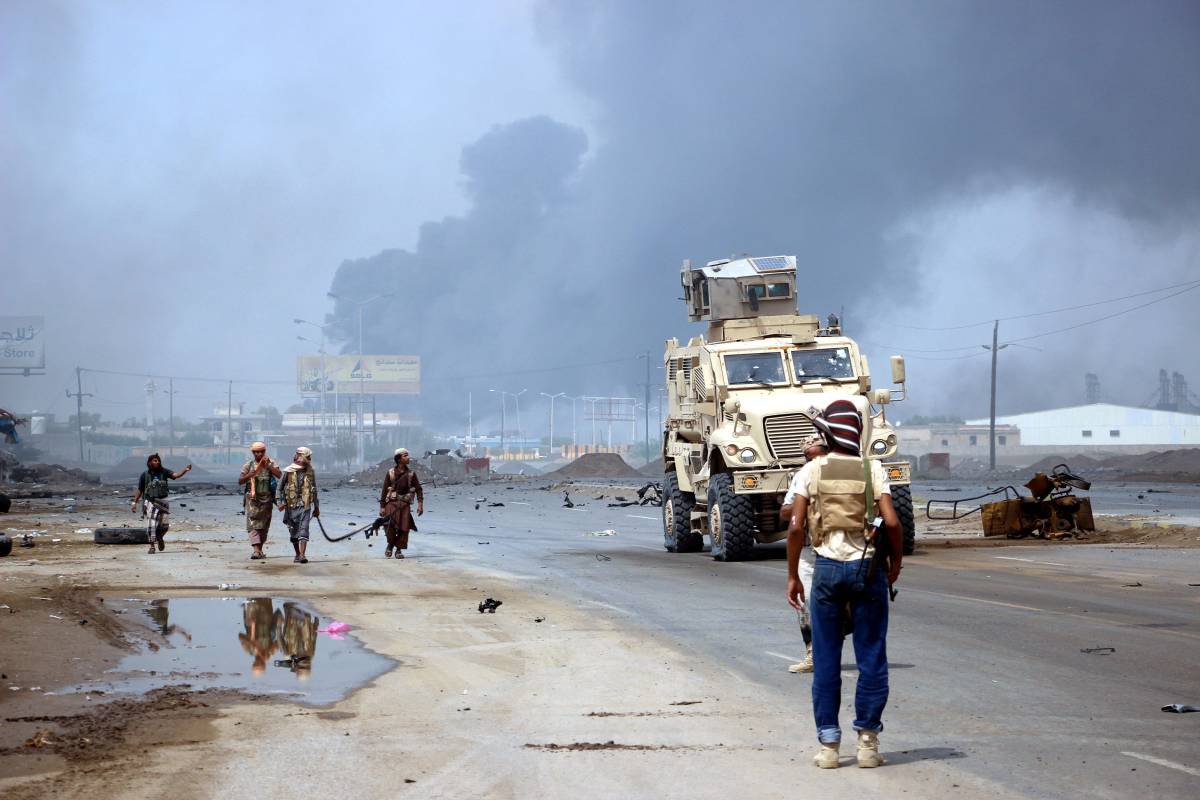 Fuerzas gubernamentales yemeníes patrullan una zona tomanada a los Huthis en Al Hudeida, el pasado día 12.