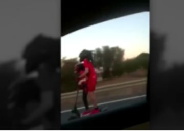 Un conductor graba a un adulto y un menor subidos a un patinete eléctrico en una autovía de Sagunto